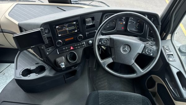 Mercedes-Benz Actros 2532 30Ft Flatbed - Image 10