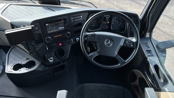Mercedes-Benz Actros 2532 Curtainside with Tuckaway taillift - Image 9