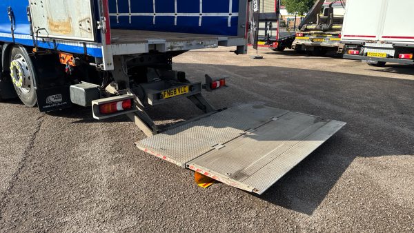 Mercedes-Benz Actros 2532 Curtainside with Tuckaway taillift - Image 16