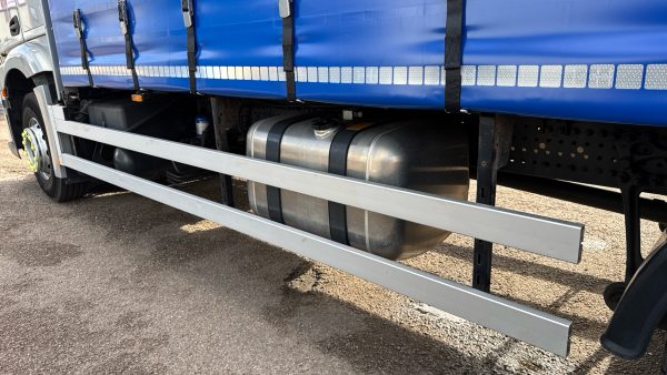 Mercedes-Benz Actros 2532 Curtainside with Tuckaway taillift - Image 24