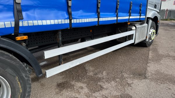 Mercedes-Benz Actros 2532 Curtainside with Tuckaway taillift - Image 25