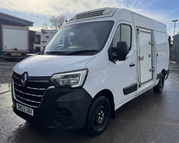 2022 Renault Master 2.3 DCI MM35 Business+ L2H2 Dual Temperature Freezer Panel Van - Image 2