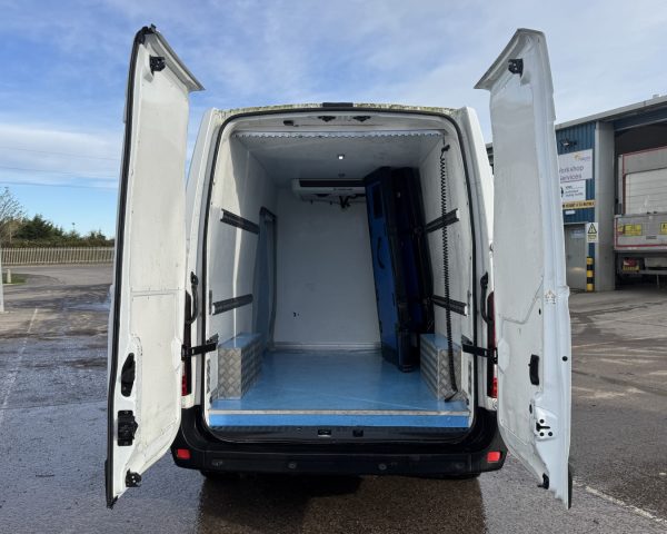 2022 Renault Master 2.3 DCI MM35 Business+ L2H2 Dual Temperature Freezer Panel Van - Image 3