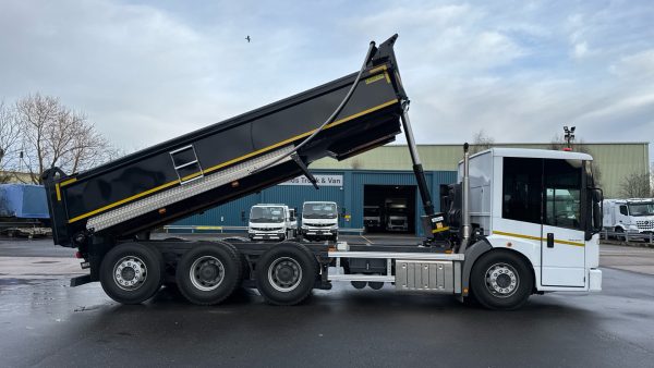 Mercedes-Benz Econic 3235 Tridem Tipper 8X4/4 - Image 32