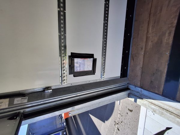 Montracon Box Van w/ Tail Lift - Image 3