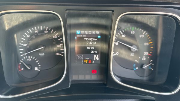 Mercedes-Benz Actros 2530 Dual Zone Refrigerated with Sleeper Cab - Image 12