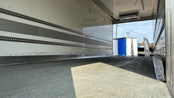 Mercedes-Benz Actros 2530 Dual Zone Refrigerated with Sleeper Cab - Image 15