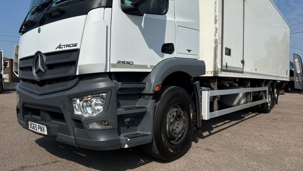 Mercedes-Benz Actros 2530 Dual Zone Refrigerated with Sleeper Cab - Image 28
