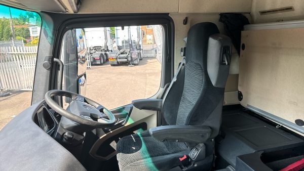 Mercedes-Benz Actros 2530 Dual Zone Refrigerated with Sleeper Cab - Image 33
