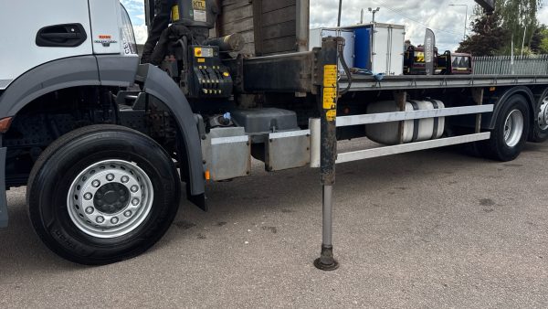 Mercedes-Benz Arocs 2530 Flatbed with Palfinger Crane - Image 21
