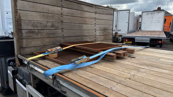 Mercedes-Benz Arocs 2530 Flatbed with Palfinger Crane - Image 23