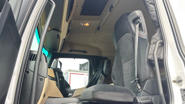 Mercedes-Benz Actros 2530 Curtailside with Tuckaway Taillift - Image 9
