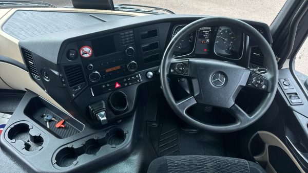 Mercedes-Benz Actros 2530 Curtailside with Tuckaway Taillift - Image 10
