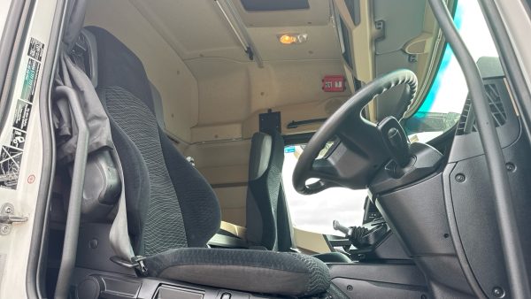 Mercedes-Benz Actros 2530 Curtailside with Tuckaway Taillift - Image 11