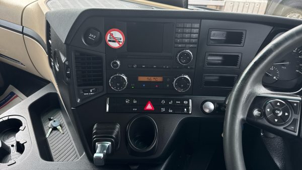 Mercedes-Benz Actros 2530 Curtailside with Tuckaway Taillift - Image 12