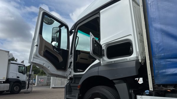 Mercedes-Benz Actros 2530 Curtailside with Tuckaway Taillift - Image 25