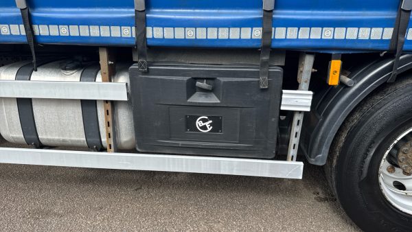 Mercedes-Benz Actros 2530 Curtailside with Tuckaway Taillift - Image 26