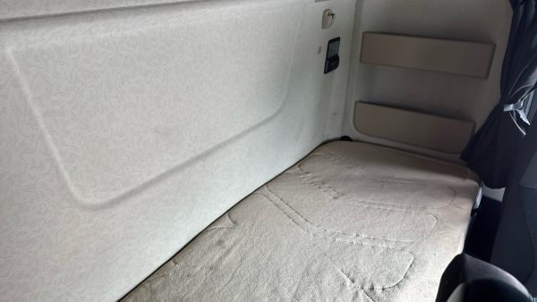 Mercedes-Benz Actros 2530 Curtailside with Tuckaway Taillift - Image 30