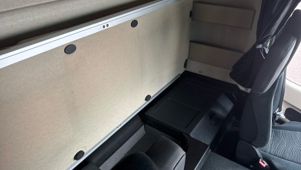 Mercedes-Benz Actros 2530 Curtailside with Tuckaway Taillift - Image 31