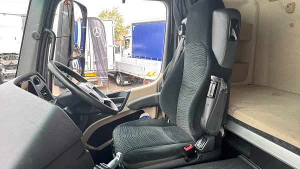 Mercedes-Benz Actros 2530 Curtailside with Tuckaway Taillift - Image 33