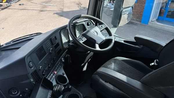 Mercedes-Benz Arocs 1824 Skip Loader - Image 9