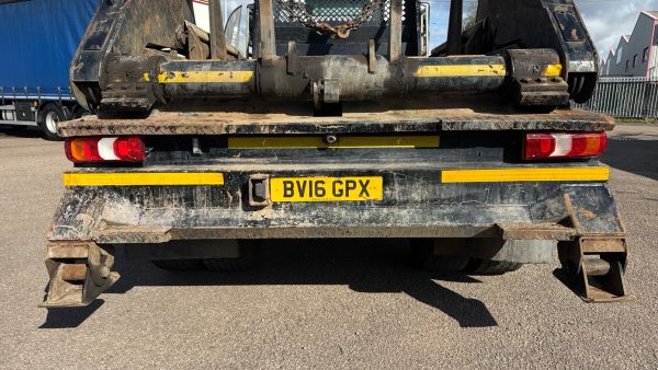 Mercedes-Benz Arocs 1824 Skip Loader - Image 16