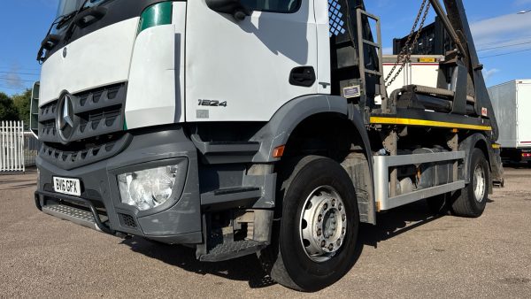 Mercedes-Benz Arocs 1824 Skip Loader - Image 17