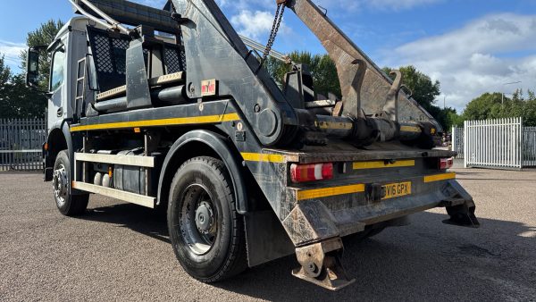 Mercedes-Benz Arocs 1824 Skip Loader - Image 18