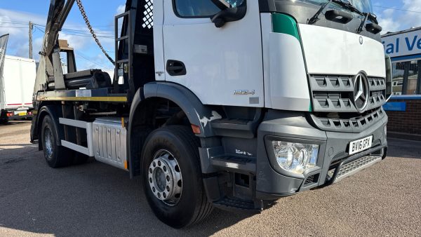 Mercedes-Benz Arocs 1824 Skip Loader - Image 19