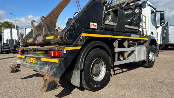 Mercedes-Benz Arocs 1824 Skip Loader - Image 20