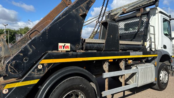 Mercedes-Benz Arocs 1824 Skip Loader - Image 26
