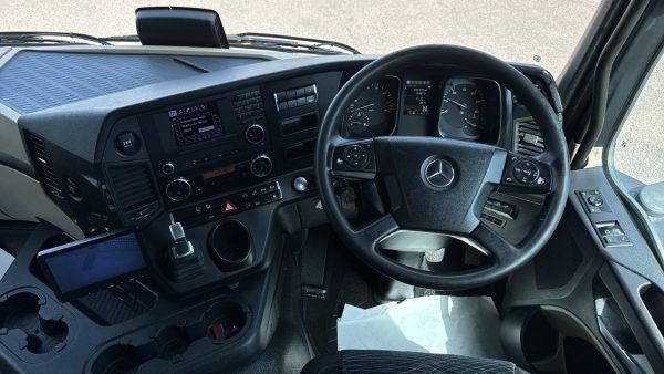 Mercedes-Benz Actros 2527 Curtainside with Tuckaway Taillift - Image 9