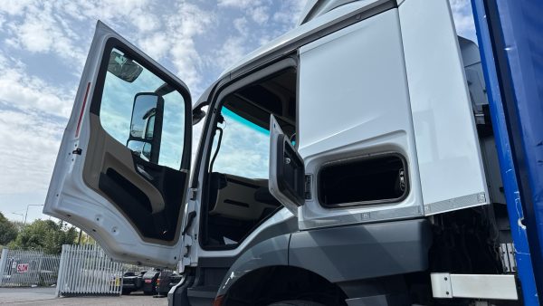 Mercedes-Benz Actros 2527 Curtainside with Tuckaway Taillift - Image 28