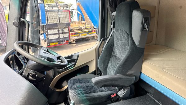 Mercedes-Benz Actros 2527 Curtainside with Tuckaway Taillift - Image 31