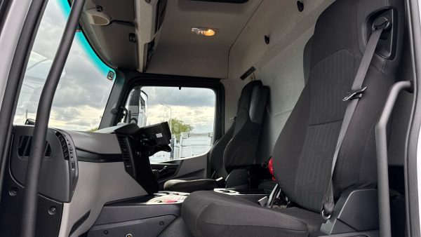 Mercedes-Benz Antos 2530 Curtainside with Tuckaway Taillift - Image 9