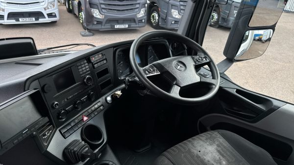 Mercedes-Benz Antos 2530 Curtainside with Tuckaway Taillift - Image 10