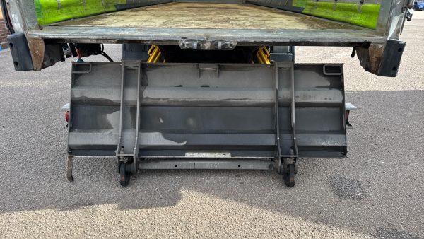 Mercedes-Benz Antos 2530 Curtainside with Tuckaway Taillift - Image 26