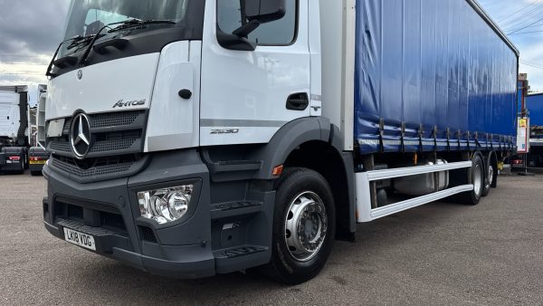 Mercedes-Benz Antos 2530 Curtainside with Tuckaway Taillift - Image 35
