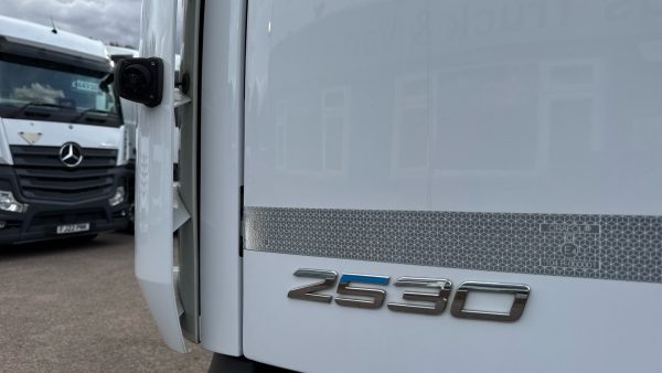 Mercedes-Benz Antos 2530 Curtainside with Tuckaway Taillift - Image 36