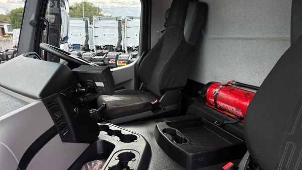 Mercedes-Benz Antos 2530 Curtainside with Tuckaway Taillift - Image 37