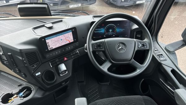 Mercedes-Benz Actros 5 1830L Stream Box with Taillift - Image 9
