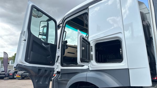 Mercedes-Benz Actros L 1830L Curtainside with Tuckaway Taillift 26FT - Image 30