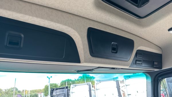 Mercedes-Benz Actros L 1830L Curtainside with Tuckaway Taillift 26FT - Image 38