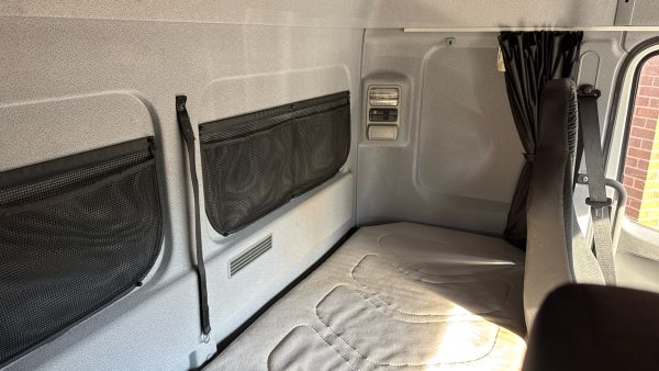 Mercedes-Benz Atego 818 Curtainside Sleeper - Image 24