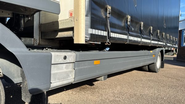 Mercedes-Benz Atego 818 Curtainside Sleeper - Image 31