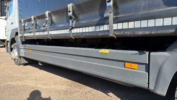 Mercedes-Benz Atego 818 Curtainside Sleeper - Image 35