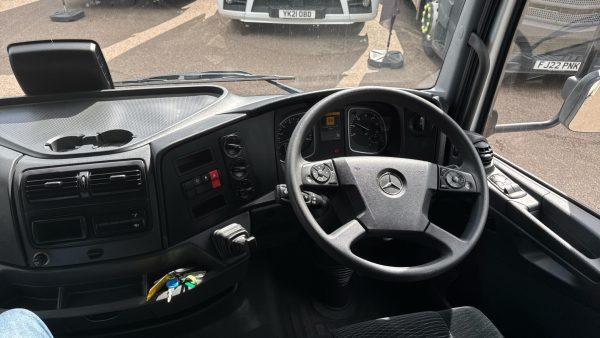 Mercedes-Benz Atego 818 Curtainside Sleeper - Image 9