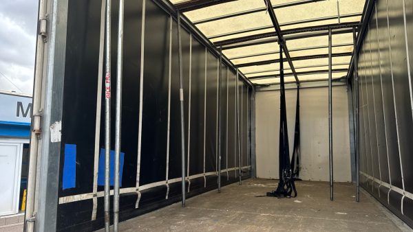Mercedes-Benz Atego 818 Curtainside Sleeper - Image 15