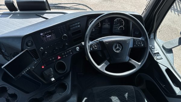 Mercedes-Benz Actros 2532 Curtainside with Taillift - Image 9