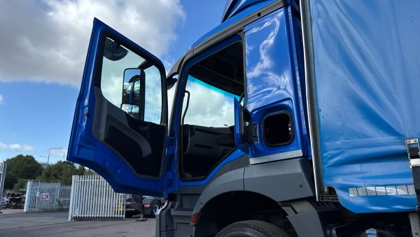 Mercedes-Benz Actros 2532 Curtainside with Taillift - Image 17